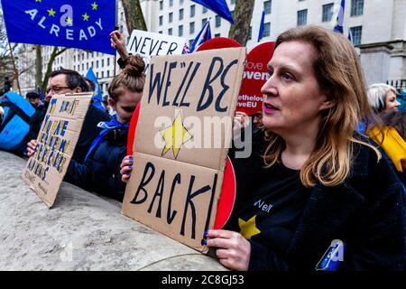 I sostenitori pro-UE protestano vicino a Parliament Square il giorno in cui la Gran Bretagna dovrebbe lasciare ufficialmente l'UE, Whitehall, Londra, Regno Unito Foto Stock