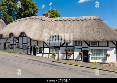 Graziosi cottage con tetto di paglia nel villaggio Hampshire di Wherwell, Inghilterra, Regno Unito, durante l'estate Foto Stock