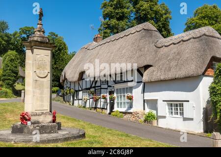 Graziosi cottage con tetto di paglia nel villaggio Hampshire di Wherwell, Inghilterra, Regno Unito, durante l'estate Foto Stock
