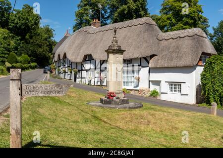 Graziosi cottage con tetto di paglia nel villaggio Hampshire di Wherwell, Inghilterra, Regno Unito, durante l'estate Foto Stock