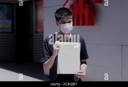 Hong Kong, CINA. 24 luglio 2020. Lester Shum ( 27 ), ex leader studentesco durante LA RIVOLUZIONE OMBRELLO del 2014 e attivista sociale anti-Pechino, presenta il modulo di registrazione ai media durante la conferenza stampa all'aperto. Lester Shum ha presentato oggi formalmente il suo modulo di registrazione dichiarando che correrà per l'elezione di LegCo 2020 come candidato pro-democrazia sfidando la legge nazionale di sicurezza di Hong Kong.July-24, 2020 Hong Kong.ZUMA/Liau Chung-ren Credit: Liau Chung-ren/ZUMA Wire/Alamy Live News Foto Stock