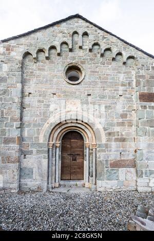 Facciata principale della chiesa romanica dell'Assunzione a Coll dichiarato WOR Foto Stock