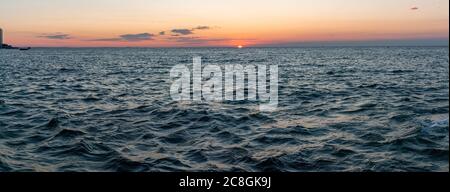 Paesaggio panoramico di incredibile tramonto sul mare Foto Stock