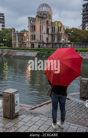 Donna che guarda la Hiroshima, A-Bomb (Genbaku) cupola in Giappone Foto Stock