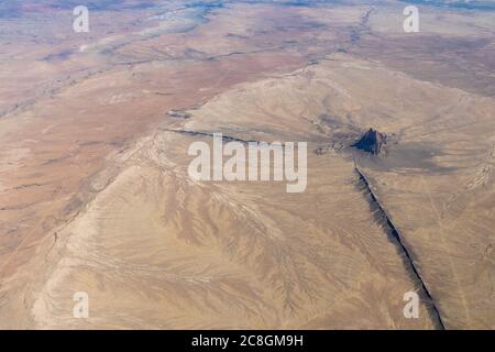 Veduta aerea della formazione rocciosa di Shiprock, New Mexico, Stati Uniti Foto Stock