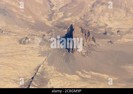 Veduta aerea della formazione rocciosa di Shiprock, New Mexico, Stati Uniti Foto Stock