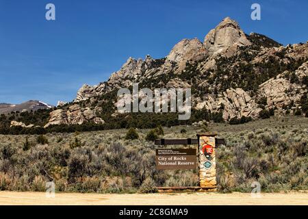 Il cartello d'ingresso e le formazioni di granito nella City of Rocks National Reserve vicino a Oakley, Idaho. Foto Stock