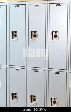 Rigby, Idaho, USA 23 luglio 2013 Locker con serrature combinate, fianco a fianco nel corridoio di una scuola superiore. Foto Stock