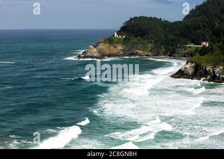 Vista elevata del faro di Heceta Head sulla costa dell'Oregon, vicino alla città di Firenze. Foto Stock