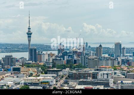 Lo skyline di Auckland, Sky Tower, cbd visto dal Monte Eden. Foto Stock