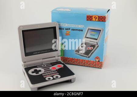 Game boy Advanced Sp, edizione classica NES con box, isolato su sfondo bianco Foto Stock