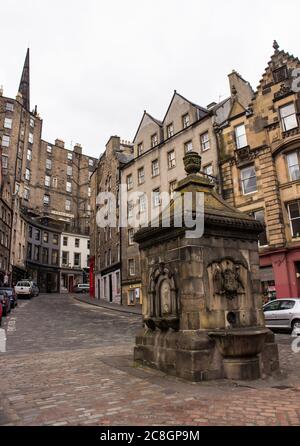 La fontana di Bow Ovest nel mercato di Grass, ai piedi del prua ovest, Victoria Street, a Edimburgo Foto Stock