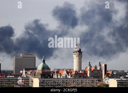 Lipsia, Germania. 24 luglio 2020. Una colonna enorme di fumo si erge sul centro della città. Un impianto di riciclaggio è in fiamme nel distretto settentrionale di Wiederitzsch. Credit: Jan Woitas/dpa-Zentralbild/dpa/Alamy Live News Foto Stock