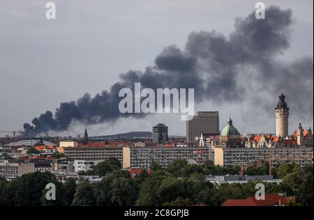 Lipsia, Germania. 24 luglio 2020. Una colonna enorme di fumo si erge sul centro della città. Un impianto di riciclaggio è in fiamme nel distretto settentrionale di Wiederitzsch. Credit: Jan Woitas/dpa-Zentralbild/dpa/Alamy Live News Foto Stock