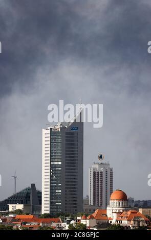 Lipsia, Germania. 24 luglio 2020. Una colonna enorme di fumo si erge sul centro della città. Un impianto di riciclaggio è in fiamme nel distretto settentrionale di Wiederitzsch. Credit: Jan Woitas/dpa-Zentralbild/dpa/Alamy Live News Foto Stock