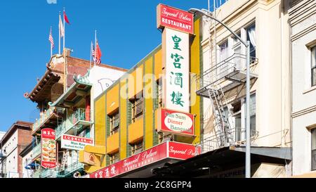 La più antica e più affermata Chinatown negli Stati Uniti con strade trafficate circondate da colorati ristoranti e ristoranti tradizionali, San Francisco Foto Stock