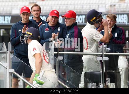 Il capitano Joe Root (a sinistra) e il coach Graham Thorpe si congratulano con Jos Buttler in Inghilterra alla fine della prima giornata del terzo test a Emirates Old Trafford, Manchester. Foto Stock