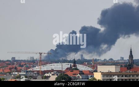 Lipsia, Germania. 24 luglio 2020. Una colonna enorme di fumo si erge sulla città. Un impianto di riciclaggio è in fiamme nel distretto settentrionale di Wiederitzsch. Credit: Jan Woitas/dpa-Zentralbild/dpa/Alamy Live News Foto Stock