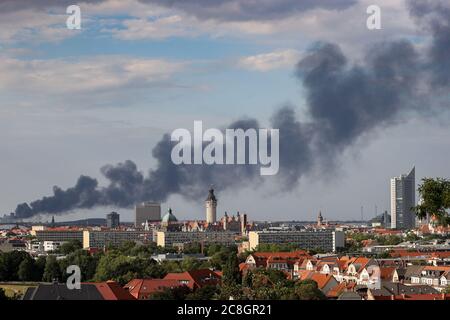 Lipsia, Germania. 24 luglio 2020. Una colonna enorme di fumo si erge sul centro della città. Un impianto di riciclaggio è in fiamme nel distretto settentrionale di Wiederitzsch. Credit: Jan Woitas/dpa-Zentralbild/dpa/Alamy Live News Foto Stock