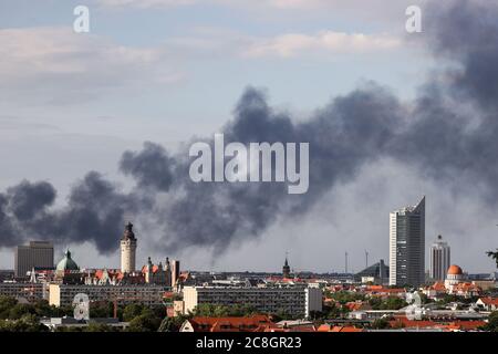 Lipsia, Germania. 24 luglio 2020. Una colonna enorme di fumo si erge sul centro della città. Un impianto di riciclaggio è in fiamme nel distretto settentrionale di Wiederitzsch. Credit: Jan Woitas/dpa-Zentralbild/dpa/Alamy Live News Foto Stock