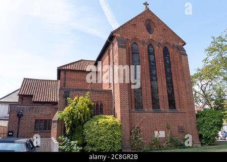 Chiesa di Sant'Andrea Westcliff sul mare, Essex, Chiesa d'Inghilterra Diocesi di Chelmsford. edificio in mattoni degli anni '30. Grande, imponente chiesa parrocchiale Foto Stock