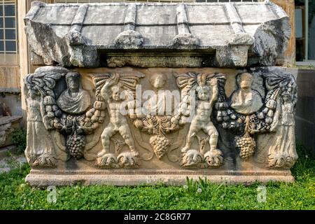 Scultura e alti rilievi dell'antico sarcofago o tomba di Afrodisia. Foto Stock