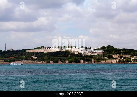 Palazzo Topkapi e mura bizantine dal mare di Marmara a Istanbul, Turchia Foto Stock