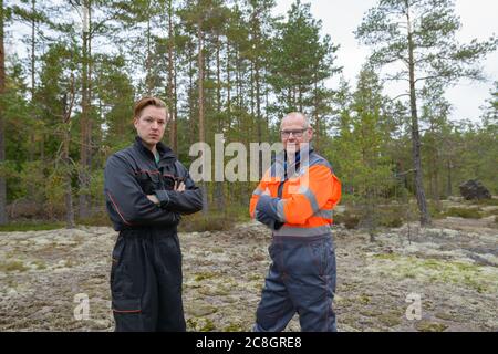 Ritratto di uomo maturo e giovane insieme in piedi nella foresta Foto Stock