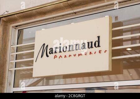 Bordeaux , Aquitaine / Francia - 07 22 2020 : Marionnaud logo e testo segno del negozio di fronte al negozio catena di bellezza dei cosmetici Foto Stock