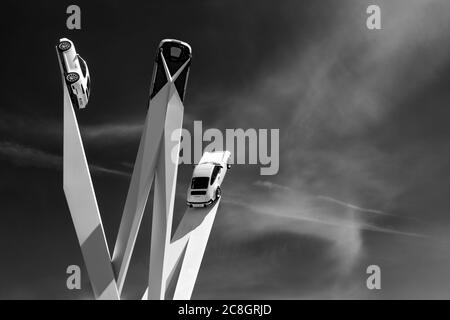 Stoccarda-Zuffenhausen, BW / Germania - 22 luglio 2020: Vista della statua della Porsche con tre 911 Porsche al museo e alla sede centrale Foto Stock