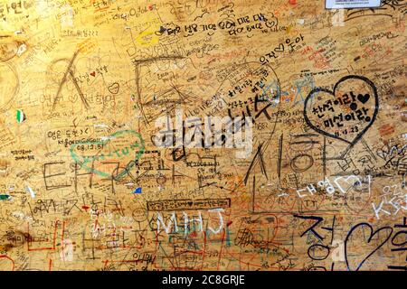 Messaggi d'amore a un muro d'amore, complesso commerciale Ssamziegil, Insa-dong, circa 100 gallerie Insadong-gil, Jongno-GU, Seoul, Corea del Sud Foto Stock