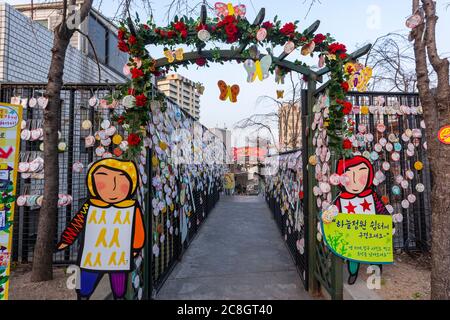 Messaggi d'amore a un muro d'amore nel complesso commerciale di Ssamziegil, Insa-dong, circa 100 gallerie Insadong-gil, Jongno-GU, Seoul, Corea del Sud Foto Stock