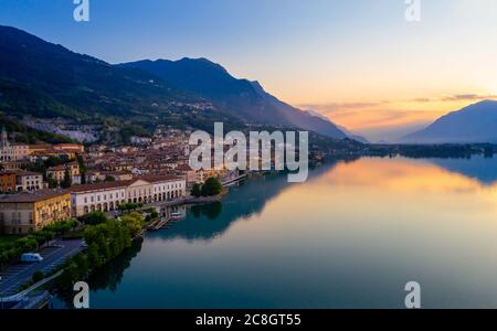 Vista aerea del Lago d'Iseo all'alba, a sinistra la città di lovere che costeggia il lago, Bergamo Italia. Foto Stock