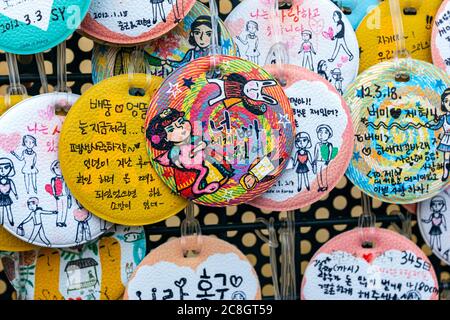 Messaggi d'amore a un muro d'amore nel complesso commerciale di Ssamziegil, Insa-dong, circa 100 gallerie Insadong-gil, Jongno-GU, Seoul, Corea del Sud Foto Stock