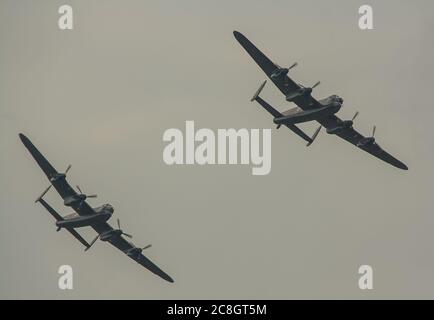 Gli ultimi due aerei rimasti Avro Lancasters pesanti bombardieri in esecuzione un duetto nei cieli Foto Stock