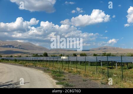 Centrale di generazione di energia, con diversi pannelli solari e turbine eoliche sullo sfondo, comune di Pescina, regione Abruzzo, provincia di Aquila, Italia Foto Stock