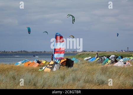 Kite surf in un firth di Azov mare Foto Stock