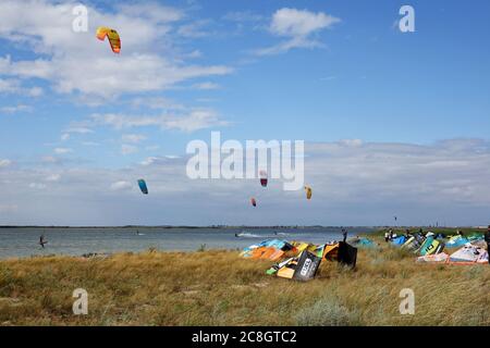 Kite surf in un firth di Azov mare Foto Stock
