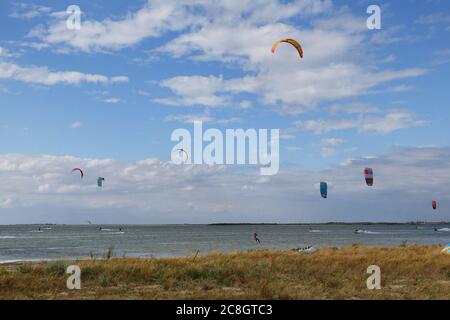 Kite surf in un firth di Azov mare Foto Stock
