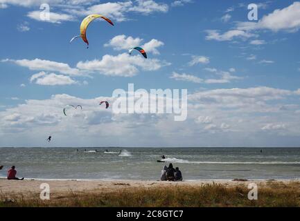 Kite surf in un firth di Azov mare Foto Stock
