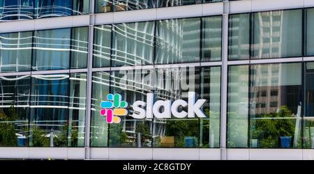 Slack segno e logo sulla facciata della sede centrale della società di software - San Francisco, California, USA - 2019 Foto Stock