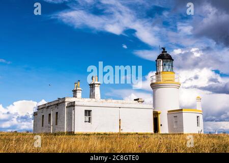 Bella vista del faro di Chanonry Point in un po 'nuvoloso giorno d'estate. Foto Stock