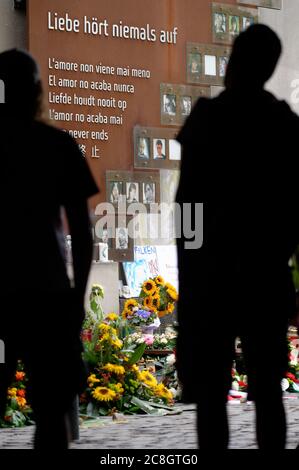 Duisburg, Germania. 24 luglio 2020. Corone, fiori e candele al memoriale, il 10° anniversario del disastro della Love Parade, commemorano le 21 vittime. Durante la Love Parade del 24 luglio 2010, 21 giovani sono morti in folla all'unico ingresso e uscita del luogo dell'evento. Credit: Henning Kaiser/dpa/Alamy Live News Foto Stock