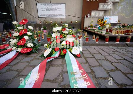 Duisburg, Germania. 24 luglio 2020. Corone, fiori e candele commemorano le vittime al memoriale nel decimo anniversario del disastro della Love Parade. Durante la Love Parade del 24 luglio 2010, 21 giovani sono morti in folla all'unico ingresso e uscita del luogo dell'evento. Credit: Henning Kaiser/dpa/Alamy Live News Foto Stock