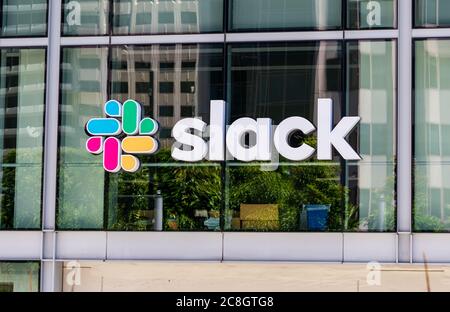 Slack segno e logo sulla facciata della sede centrale della società di software - San Francisco, California, USA - 2019 Foto Stock