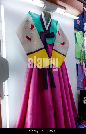 Panni in un negozio Hanbok, Dongdaemun Shopping Complex, Seoul, Corea del Sud, Foto Stock