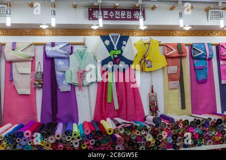 Panni in un negozio Hanbok, Dongdaemun Shopping Complex, Seoul, Corea del Sud, Foto Stock