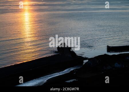 Aberystwyth vista tramonto guardando Nord in estate con una vista di Llyn Peninsular in lontananza. Foto Stock