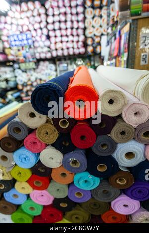 Tessuti nel Dongdaemun Shopping Complex, Seoul, Corea del Sud, Foto Stock