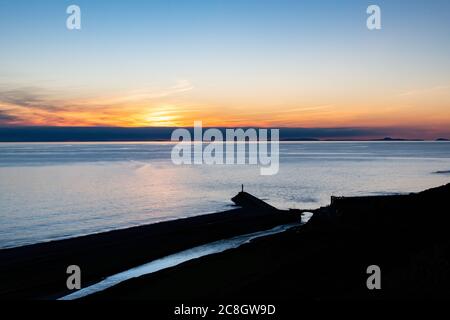 Aberystwyth vista tramonto guardando Nord in estate con una vista di Llyn Peninsular in lontananza. Foto Stock